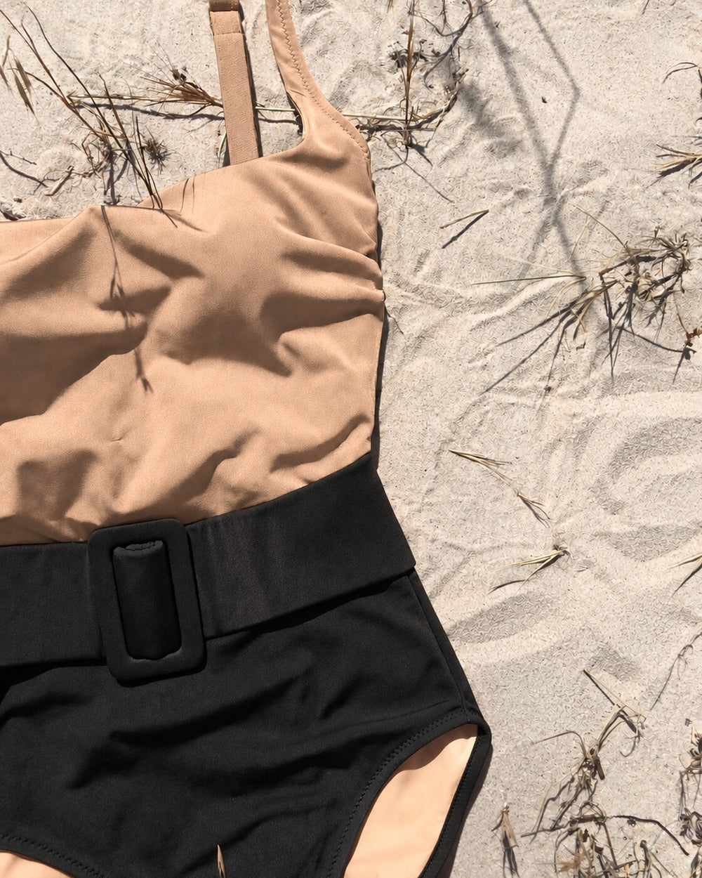 Dune Noir laid flat on sand